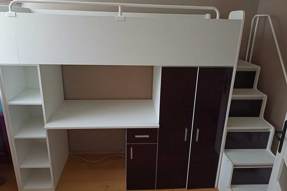 Łóżko piętrowe młodzieżowe JSM4 80x190 z biurkiem i szafą – fioletowe