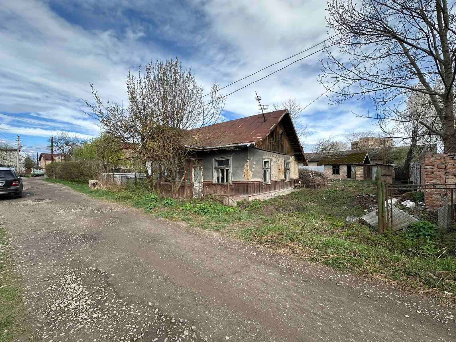 Земельна ділянка з старим будинком в центрі.