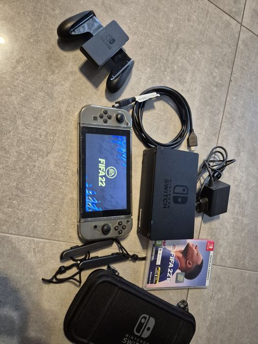 Nintendo Swiitch + gra Fifa 2022