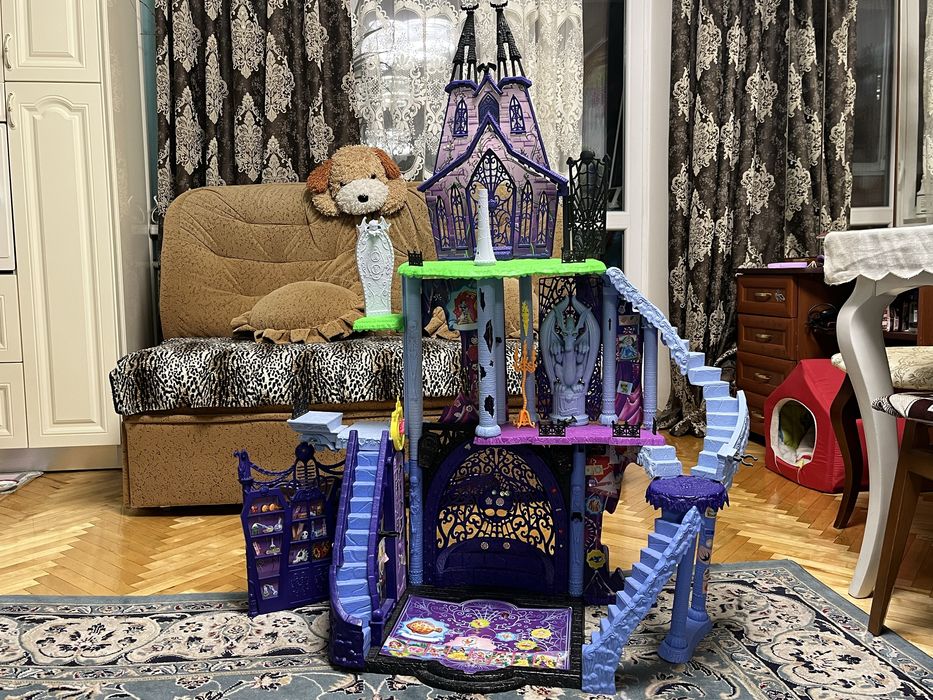 Продам замок/будинок монстер хай.