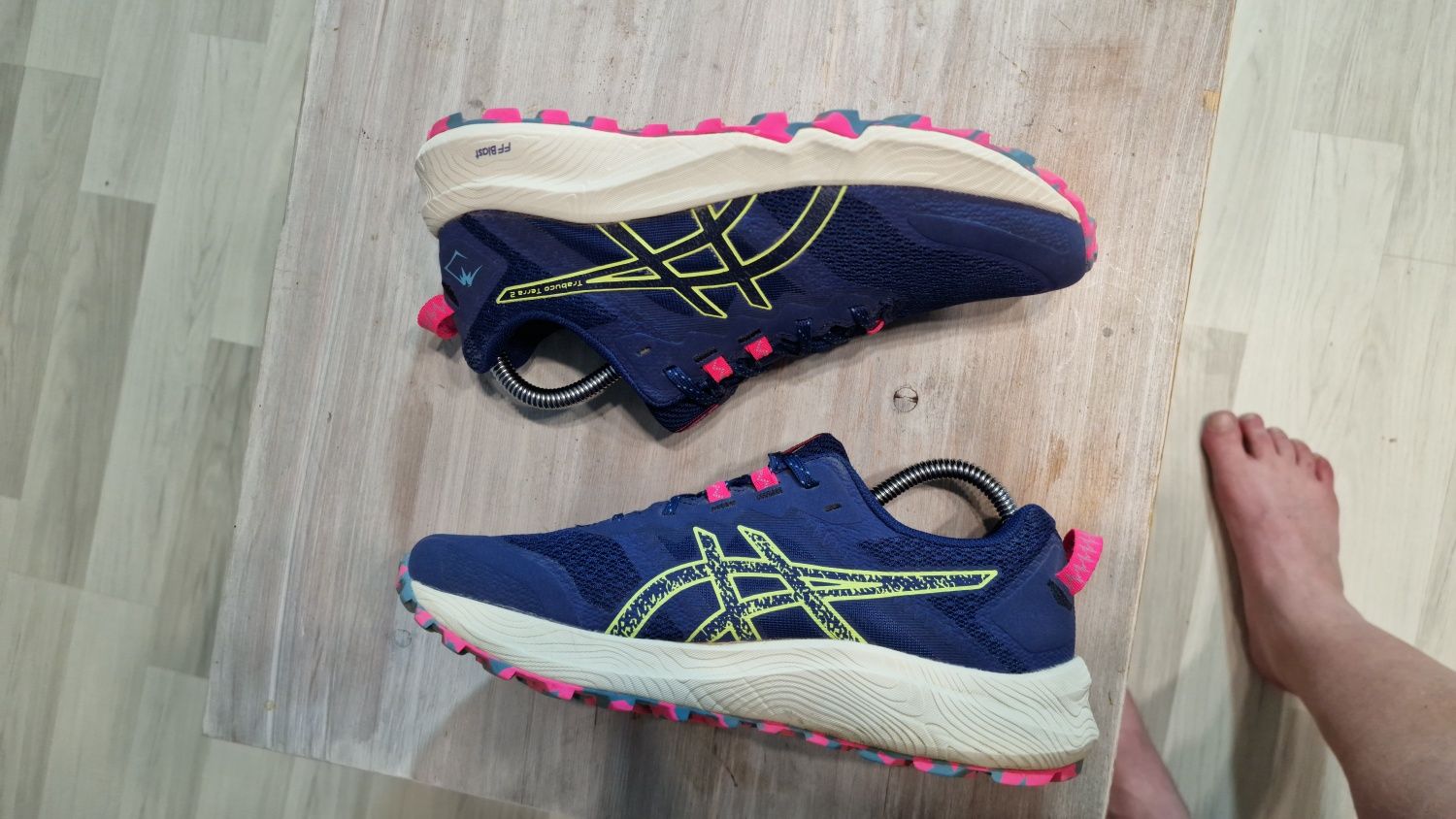 жіночі Asics Trabuco Terra 2 Trainers розмір 40
