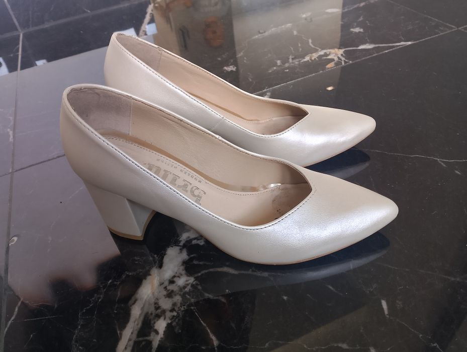 Ślubne perłowe buty czółenka na słupku