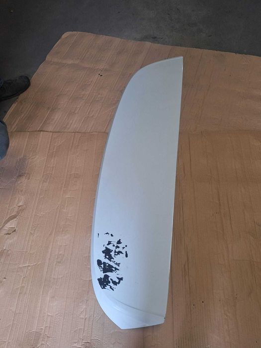 spojler z światłem stopu na klapie bagażnika skoda kamiq