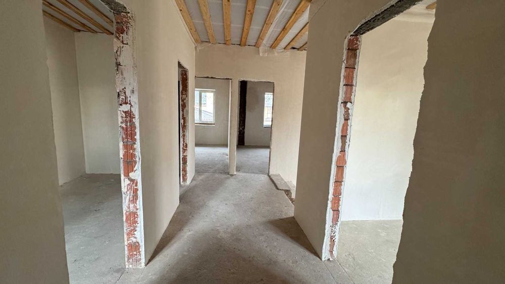 Великий будинок з терасою, ділянкою. єОселя, постанова, сертифікат