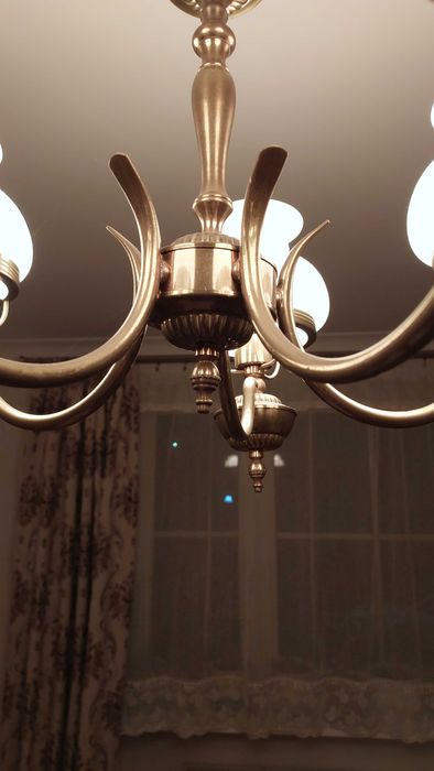 Żyrandol mosiężny, pięcioramienny z kloszami