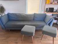 Sofa z funkcją spania plus 2 pufy