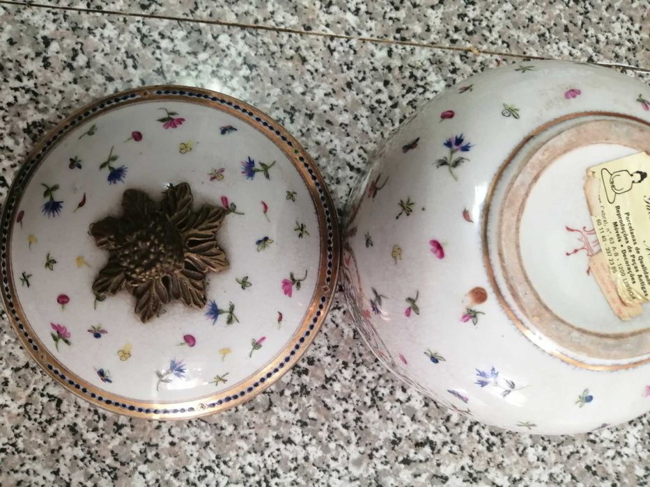 Peça Com Pega Em Relevo de Bronze Com Mais de 70 ANOS  Galerias MIRIAM