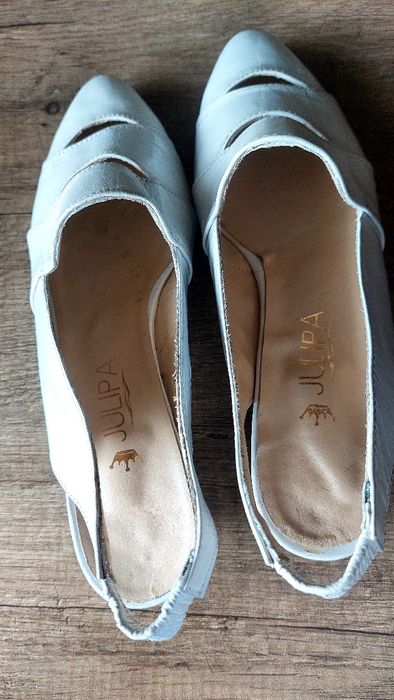 Sapatos brancos salto baixo