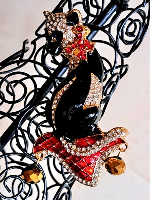 Metalowa broszka damska