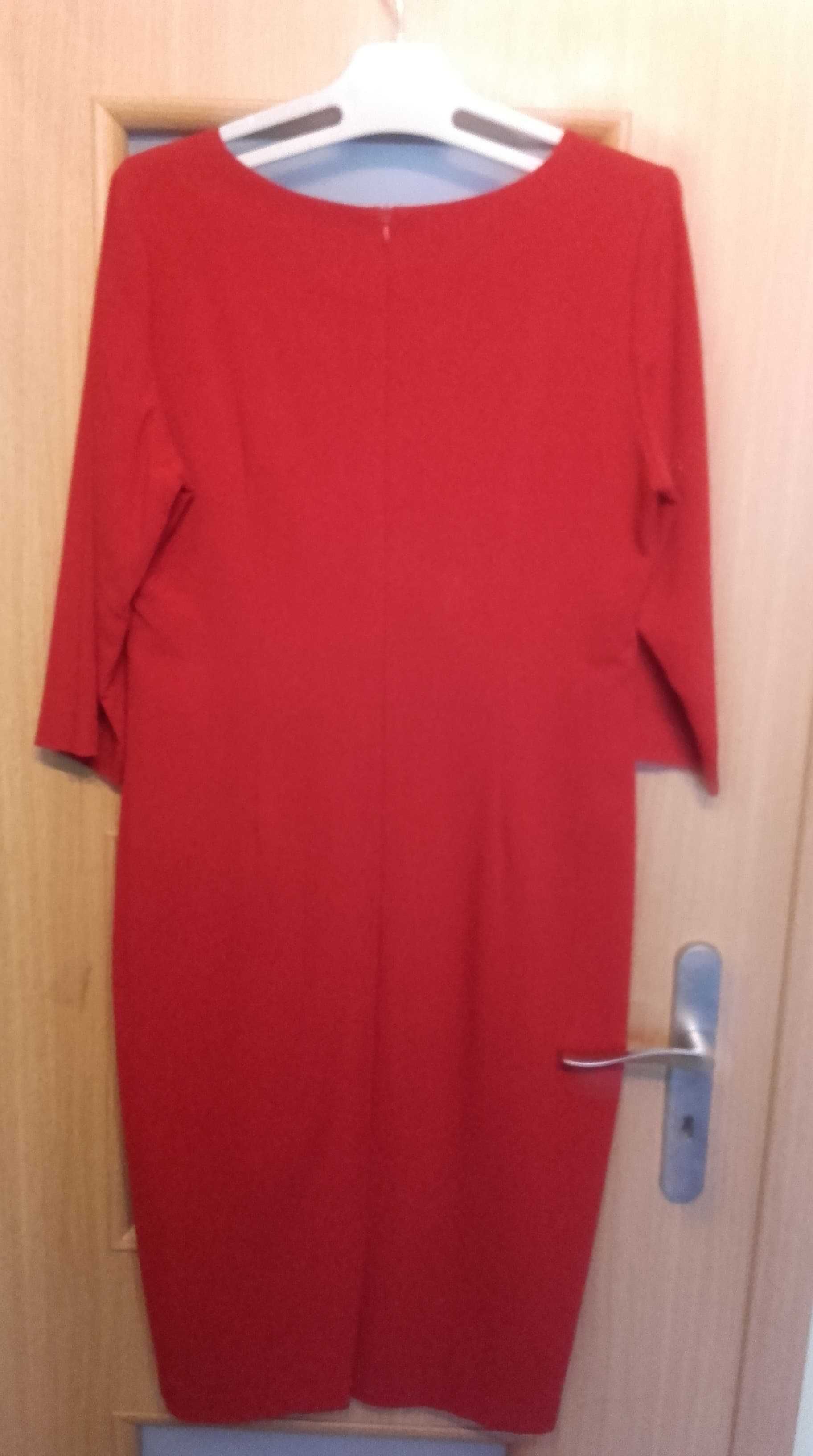 Wizytowa sukienka koloru ciemnoczerwonego z elementem zdobnym z przodu