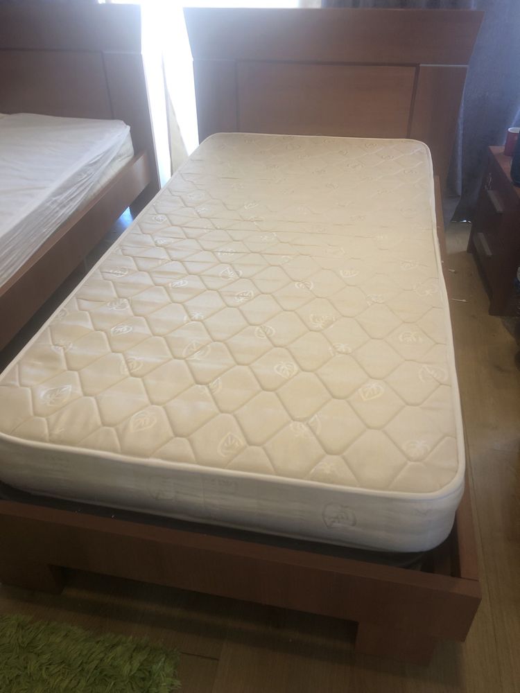 Cama individual com colchao.