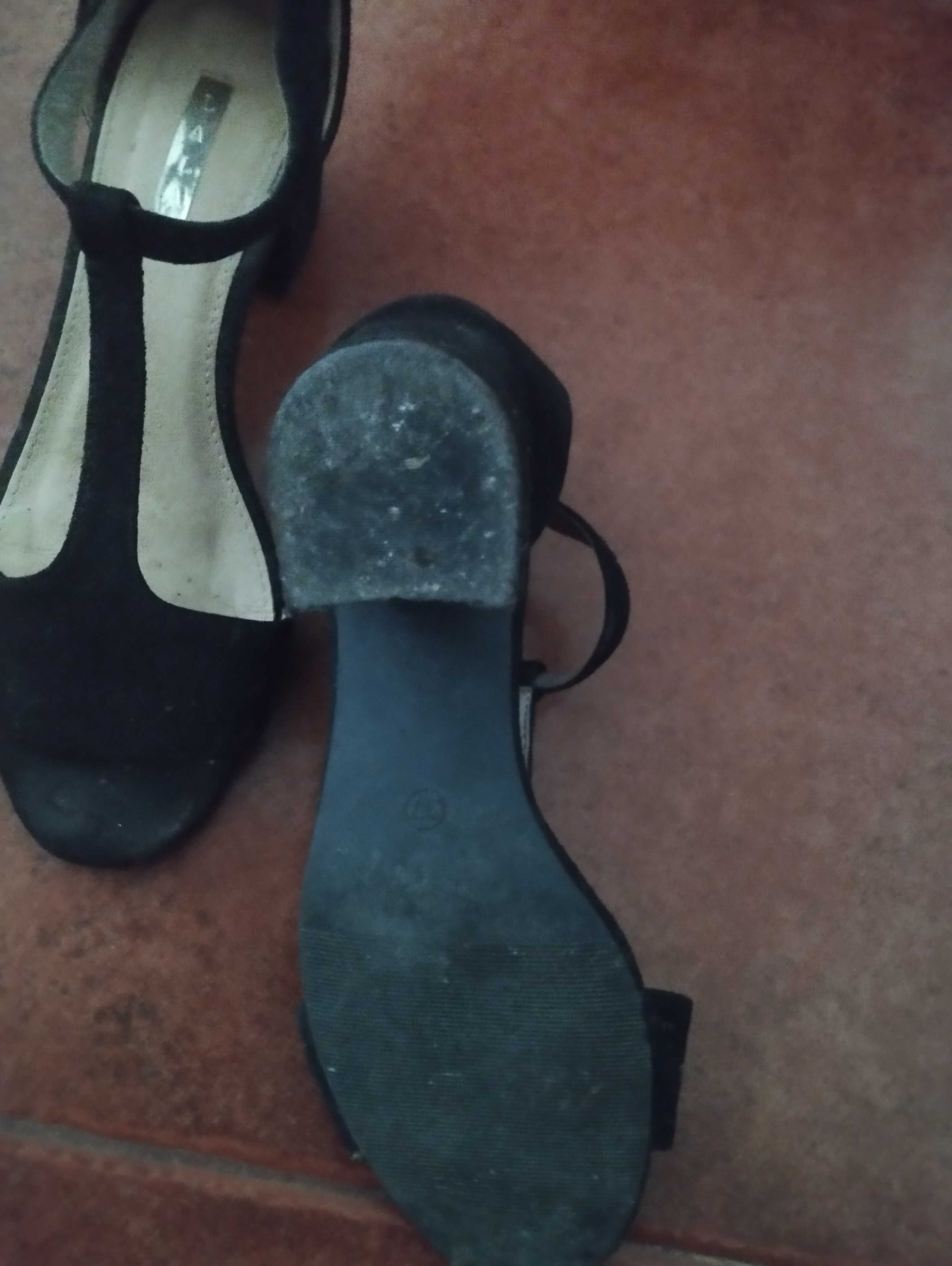 Sapatos pretos mulher