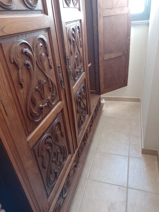 Roupeiro Rústico de madeira castanha com 3portas e 3gavetas.167x58x182