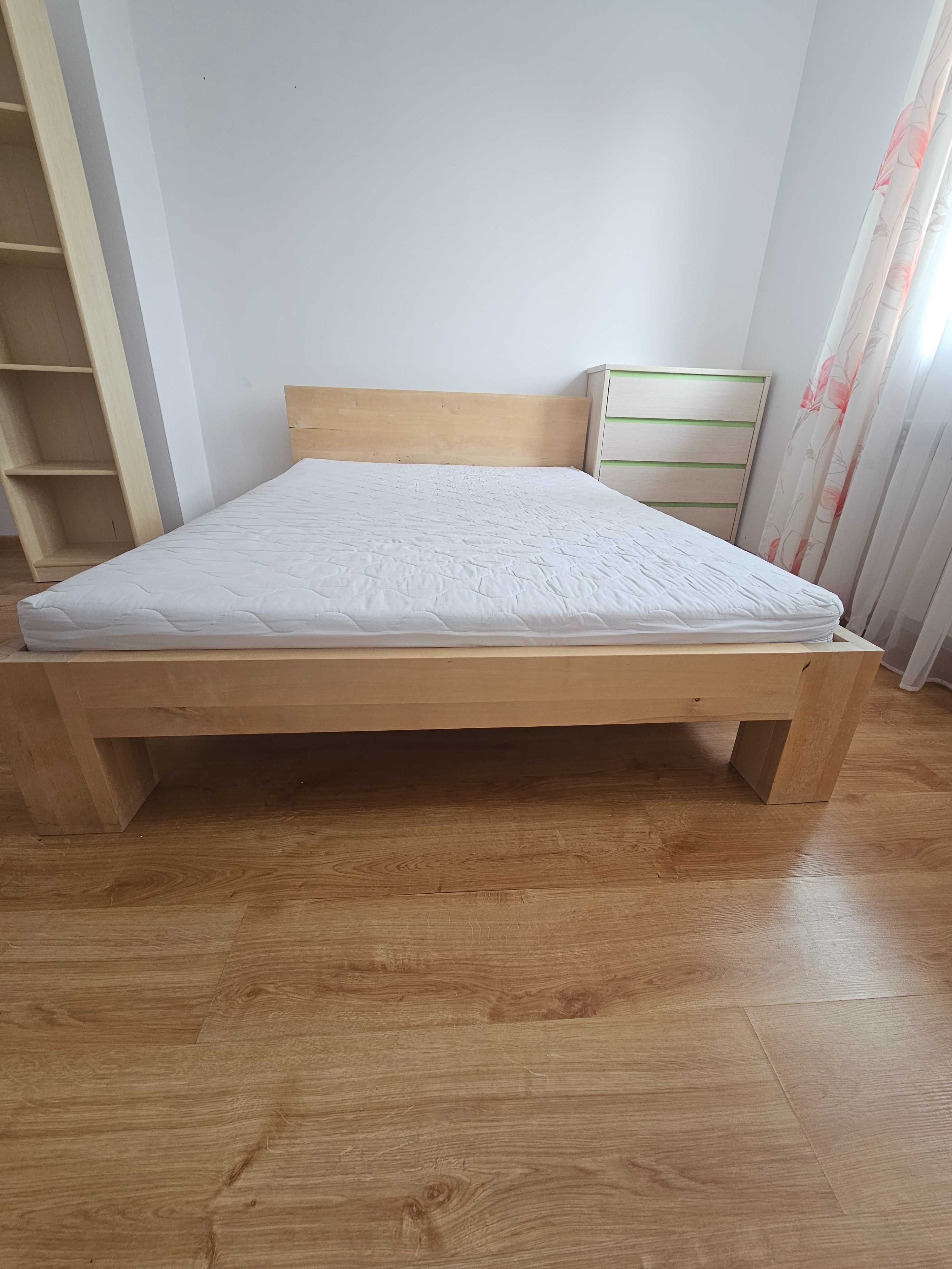 Sprzedam drewniane łóżko z materacem