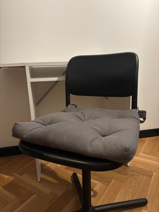 Biurko IKEA TORALD z przedłużeniem + krzesło SMÄLLEN, poduszka MALINDA