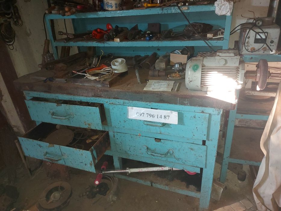 Стіл залізний верстак з полками.