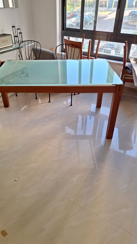 Mesa de jantar com cadeiras