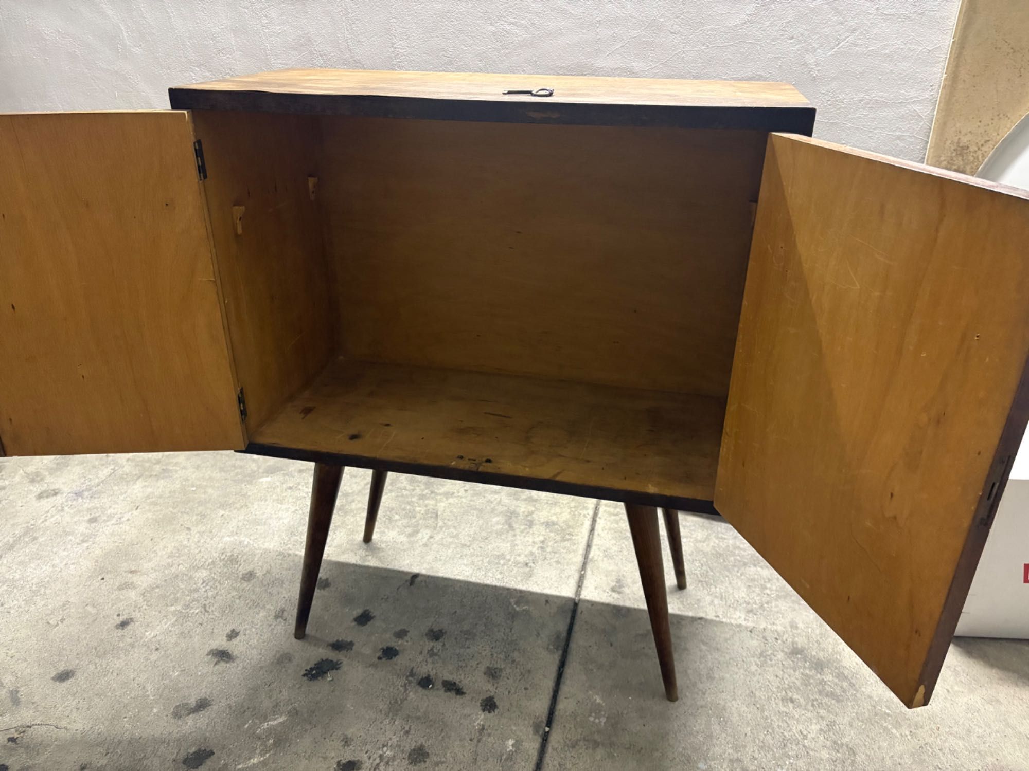 Móvel vintage duas portas com pés de palito escritório médico