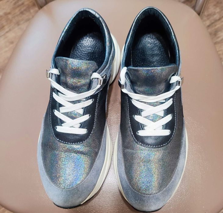 Продам шкіряні кросівки