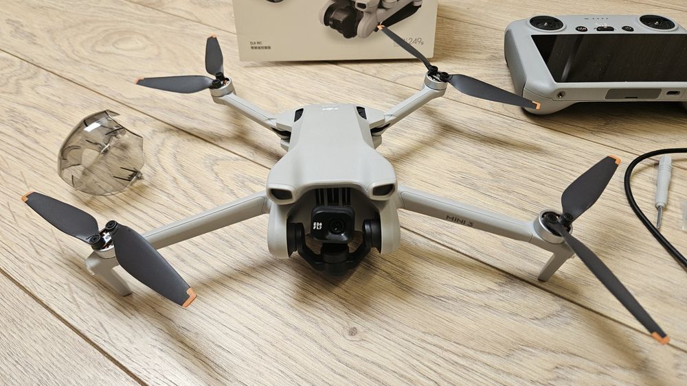 Dron DJI Mini 3 RC + futerał