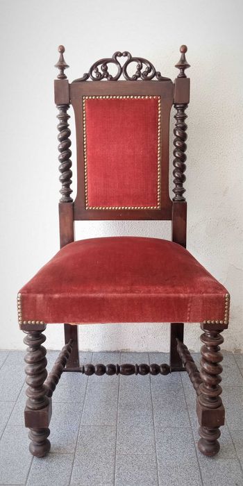 Cadeira em madeira trabalhada