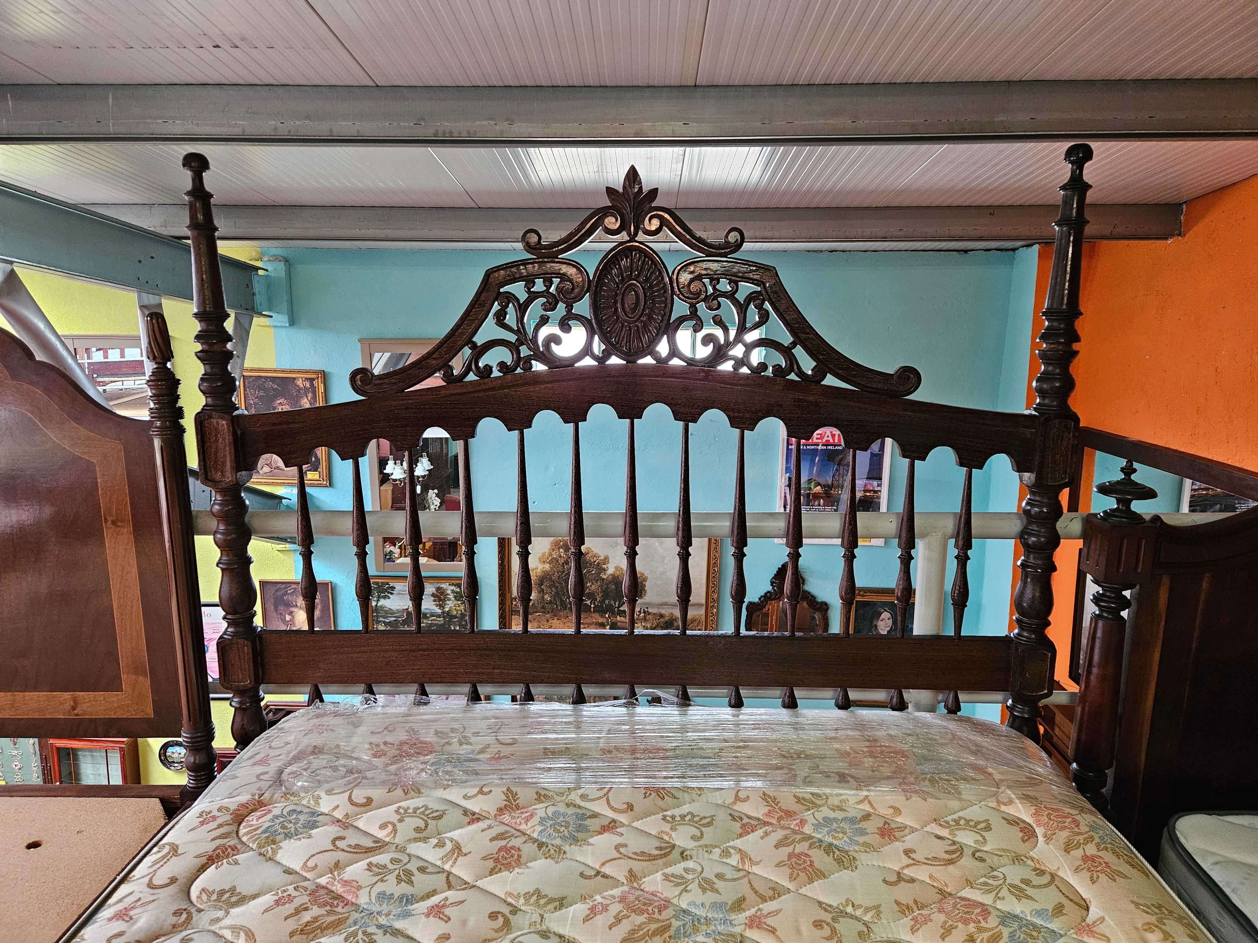 Cama com estrado e colchão - Muito bom estado geral