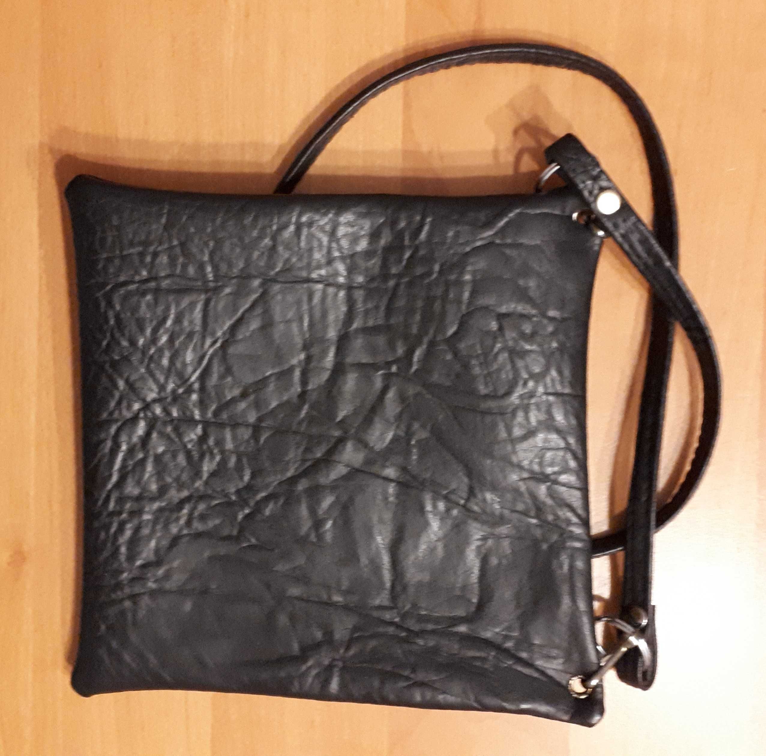 Saszetka torebka czarna z trzema kieszeniami