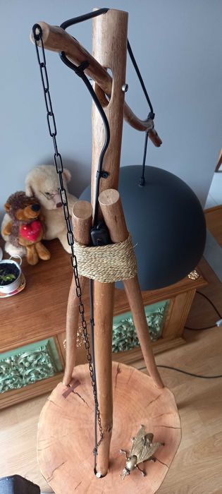 Mesa rustica exclusiva com candieiro.