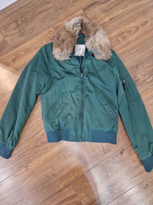 Зелена куртка -бомбер  від Zara з імітацією хутра на комірі.
Це зелена