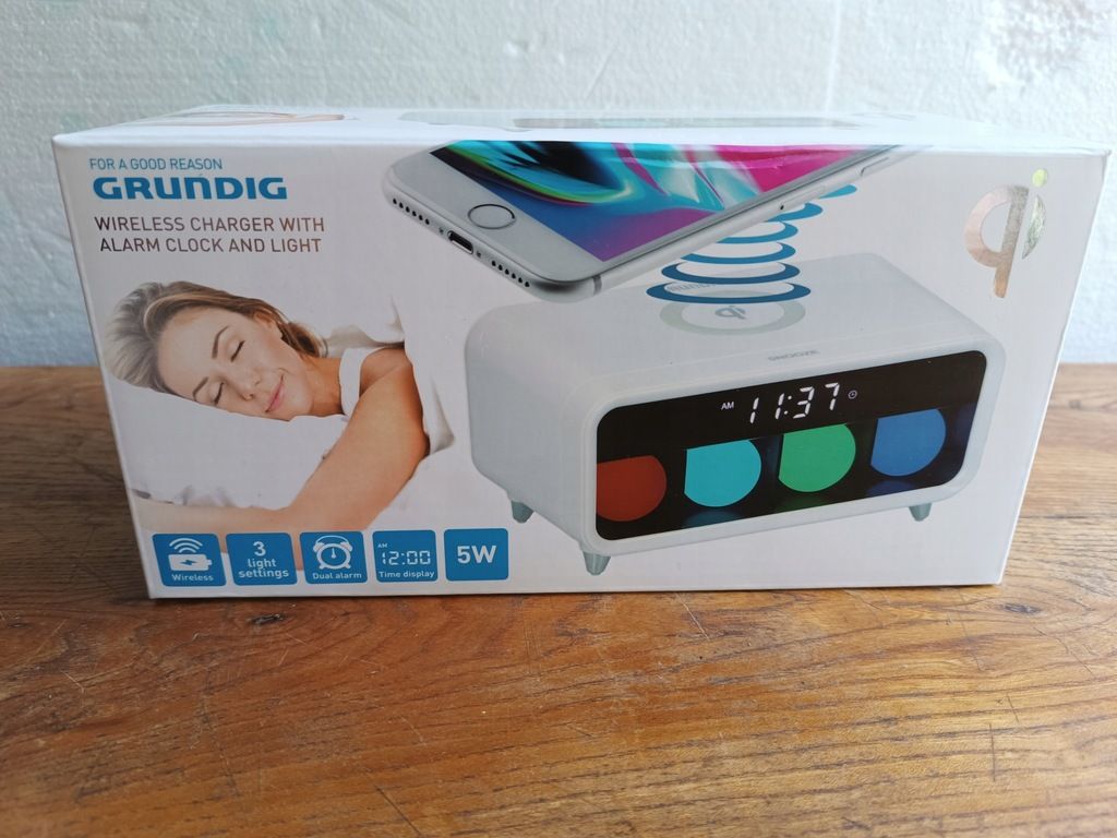Ładowarka indukcyjna do smartfona z budzikiem.