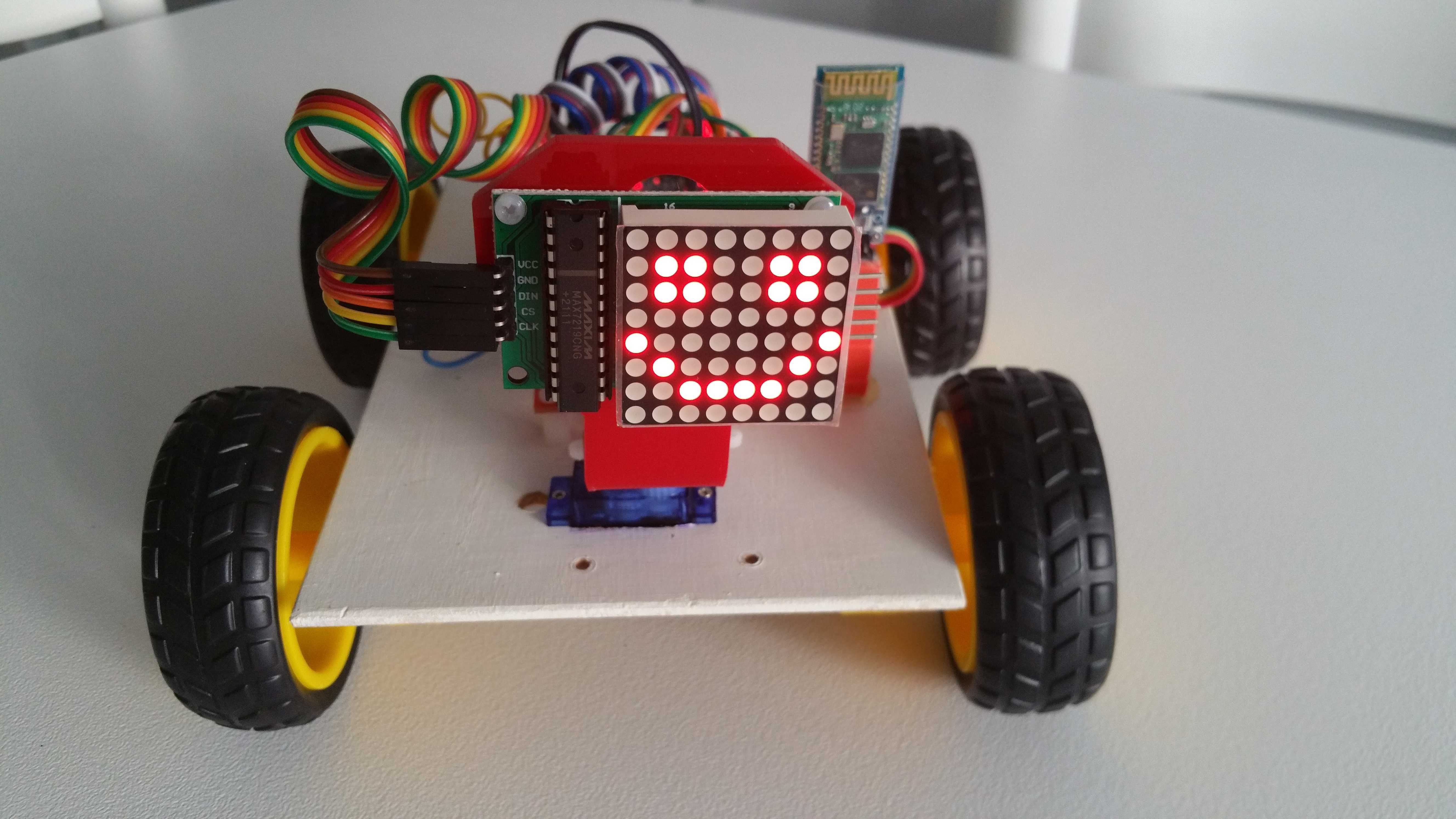 Carro Robot Arduino Educacional programado c/Display Móvel de Direção.