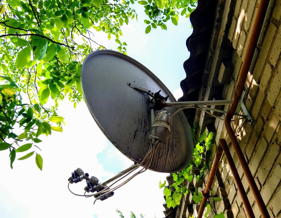 Спутниковая антена VARIANT - 90 см. 3 головки, крепление.