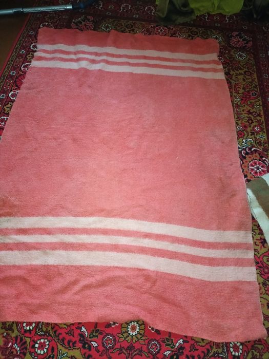 Продам одеяла 140*195  два шерстяные и два на синтепоне