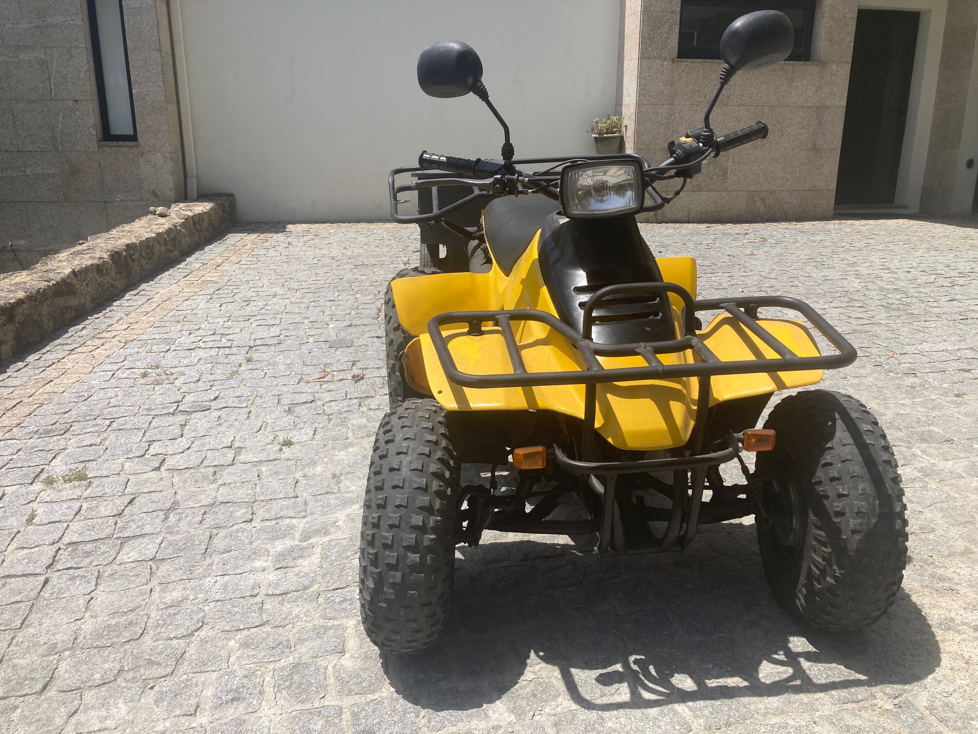 Moto 4 Suzuki LT-F 160 Quadrunner com atrelado