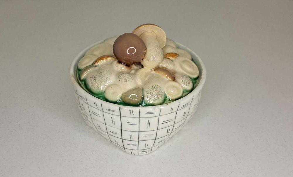 Шкатулка "Грибы" грибное лукошко. Фаянс ЗИК Конаково СССР. Редкая.