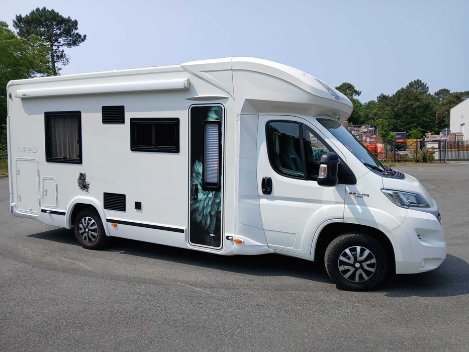 Benimar Mileo 282 — lounge XXL com camas basculantes