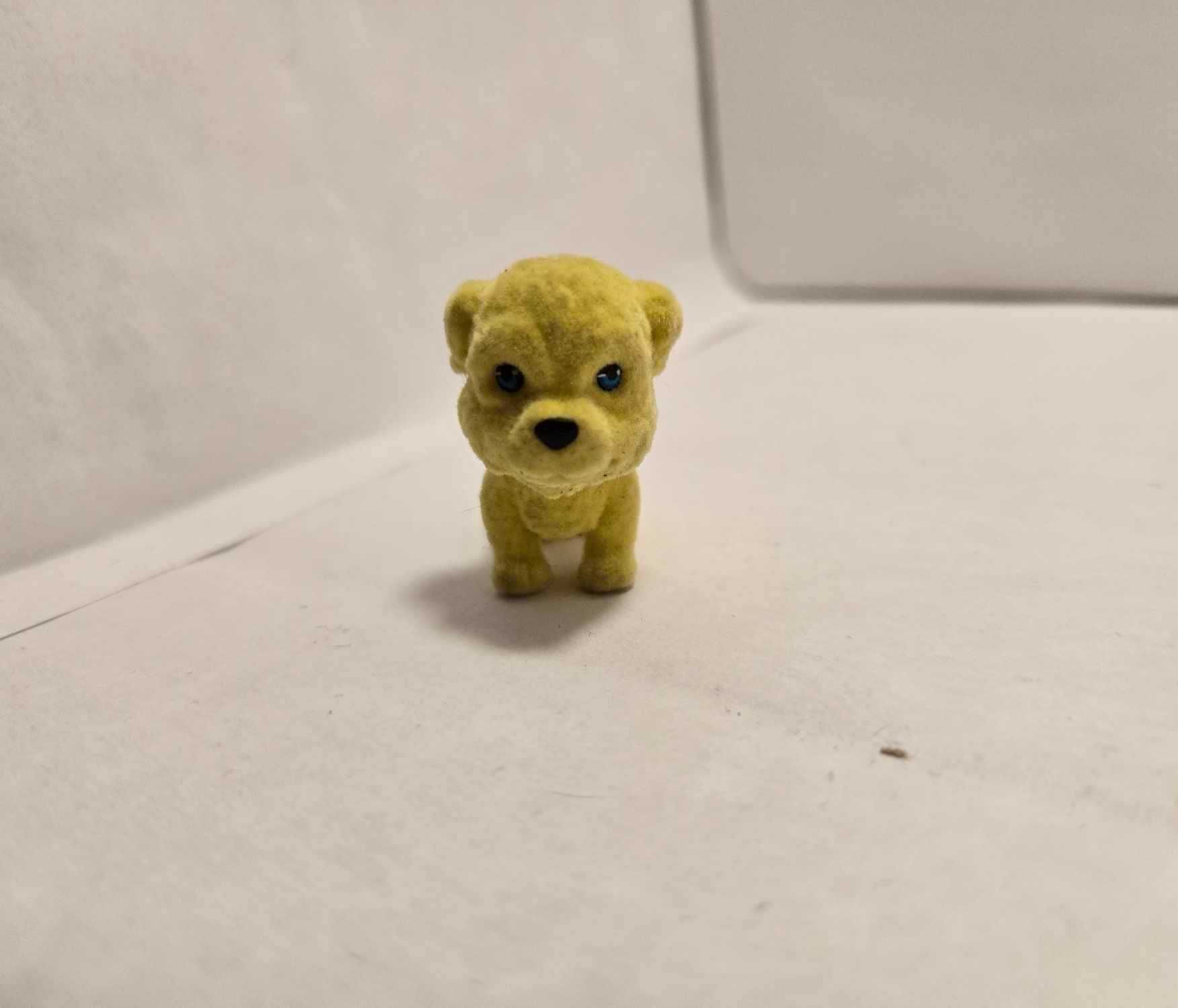 Żółty puchaty piesek figurka