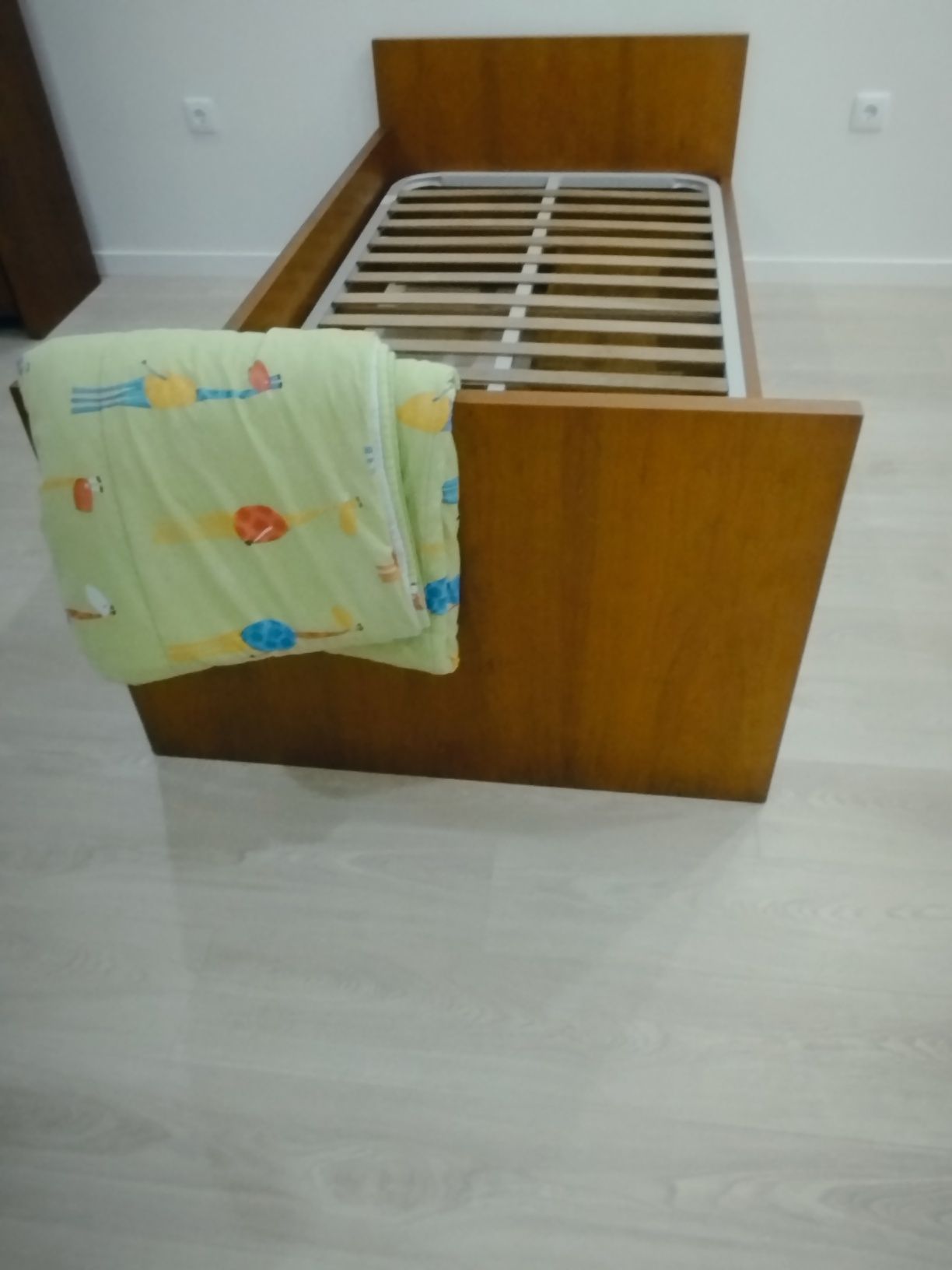 Cama de solteiro bom estado para desocupar