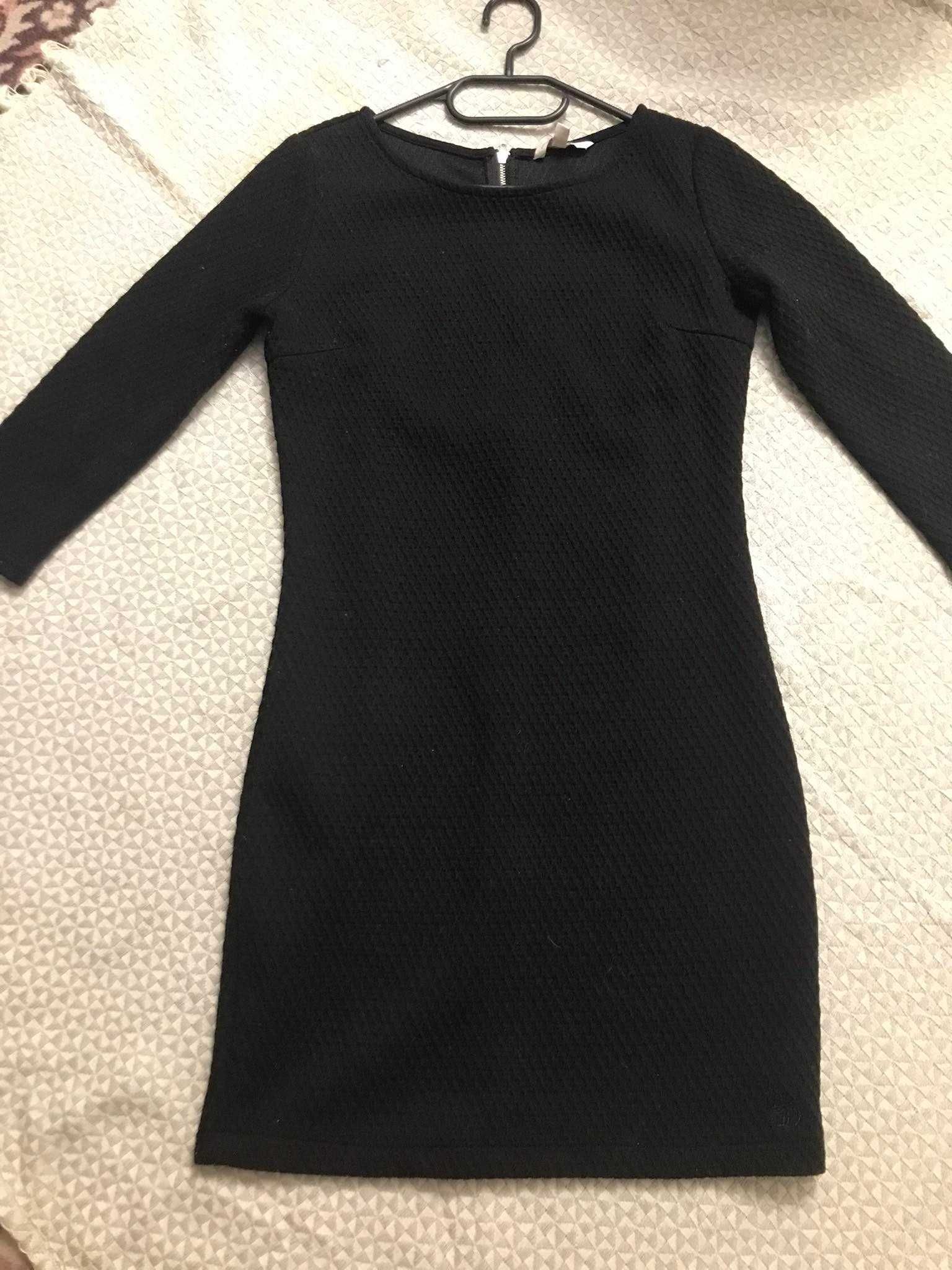 Czarna, pikowana sukienka.