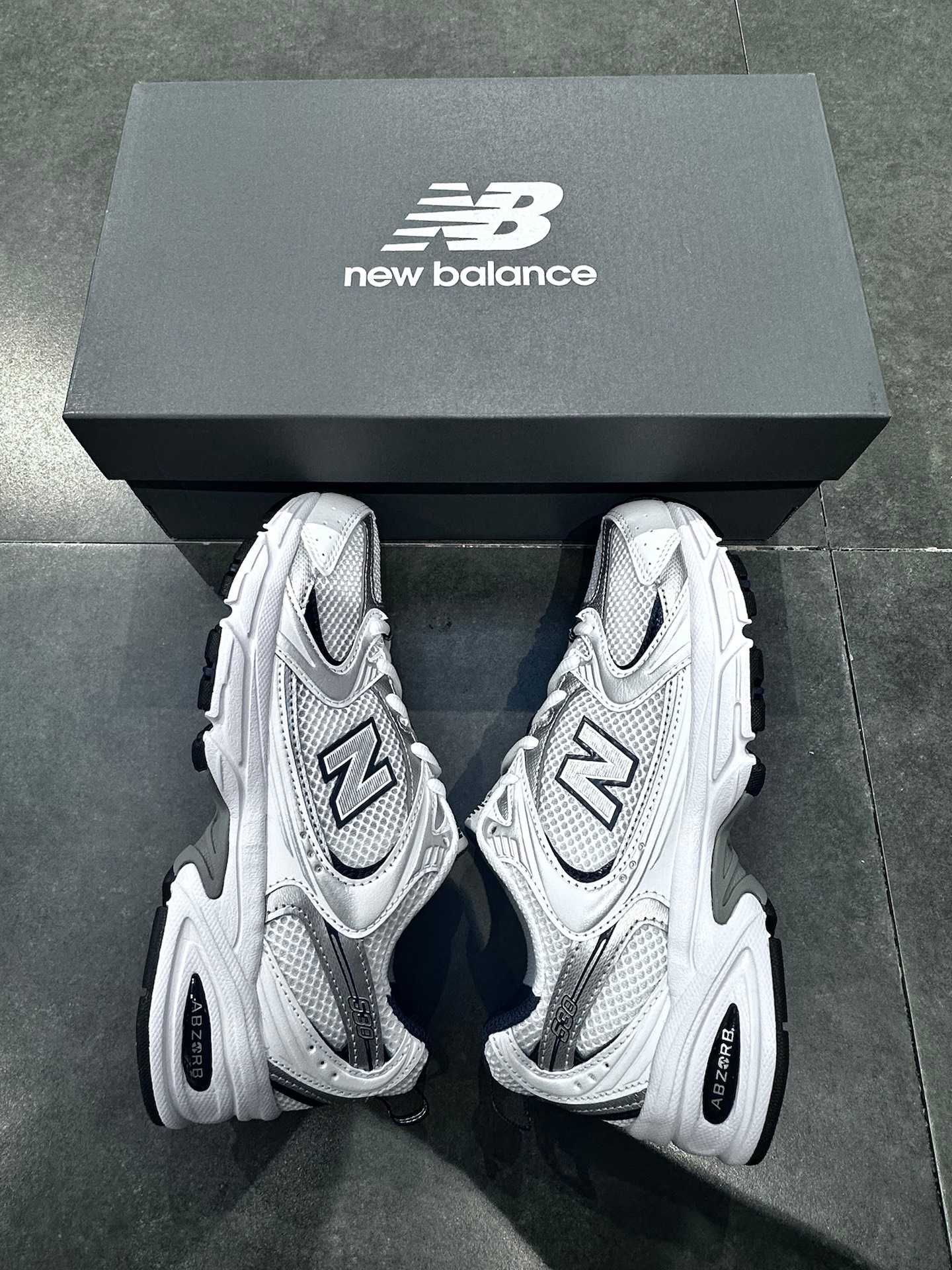 WhiteSilver\NewBalance*Damskie*ModaMR530SG UnisexTrampki.38.5