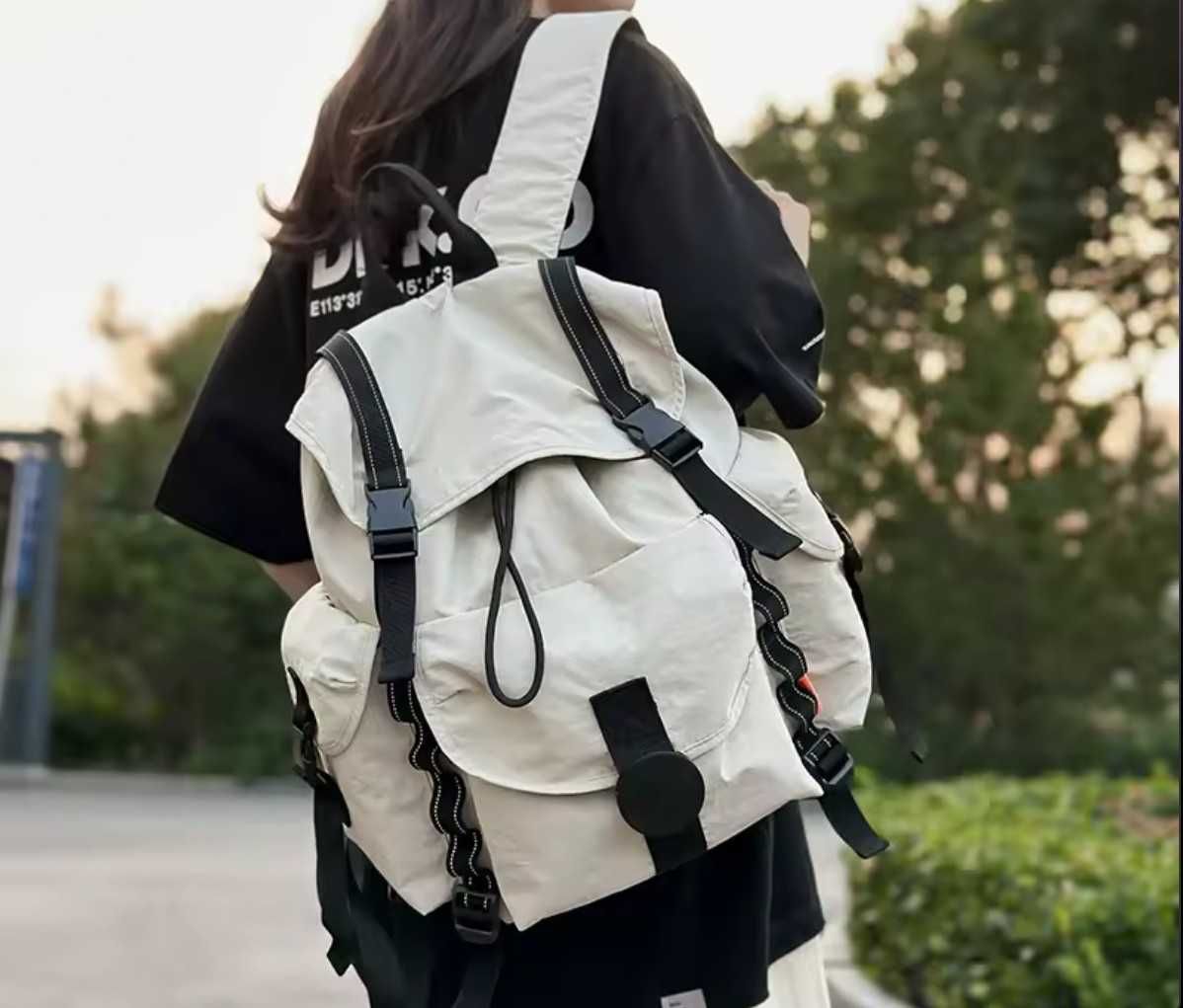 Mochila Preta/ Branca (cabe Macbook de 16")