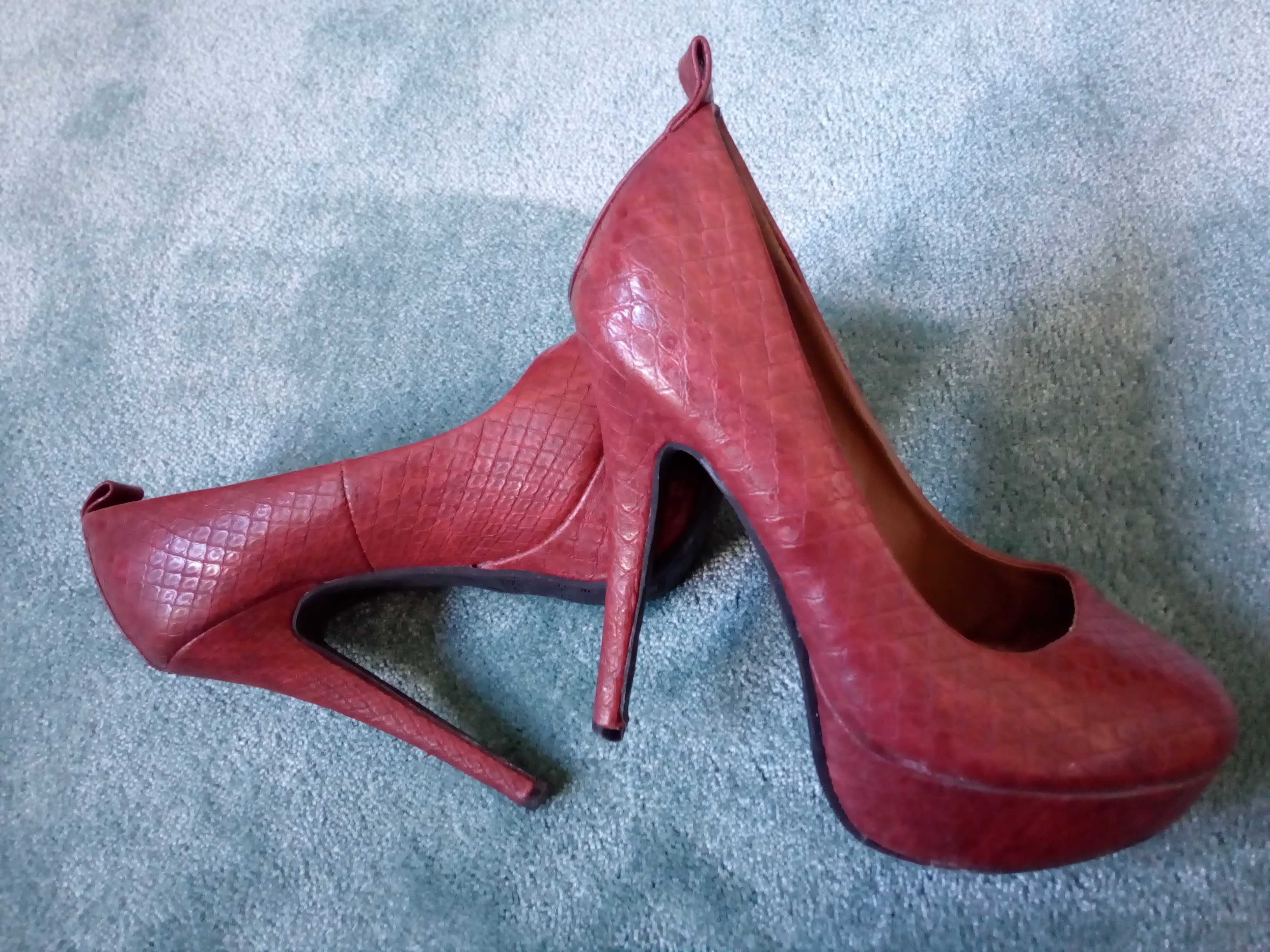 sapatos vermelhos de salto agulha