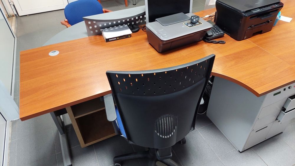 Biurka szafki krzesła meble biurowe