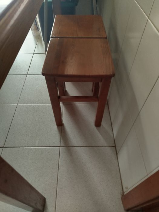 Mesa e quatro bancos de cozinha em madeira