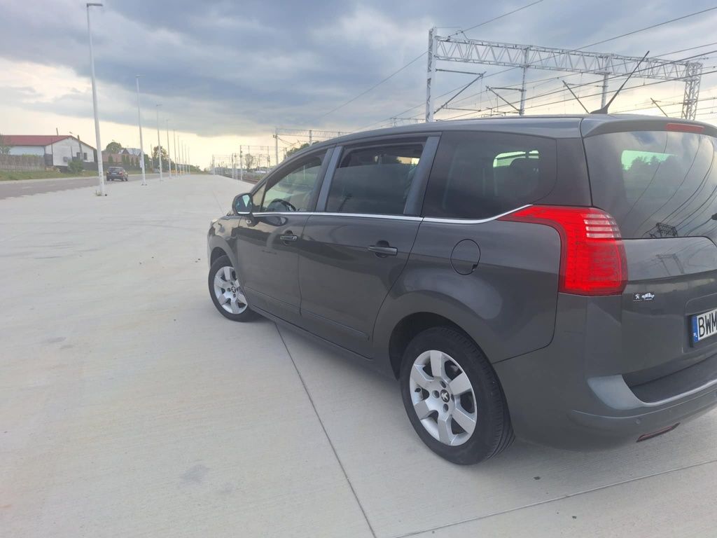 Auto Peugeot 5008