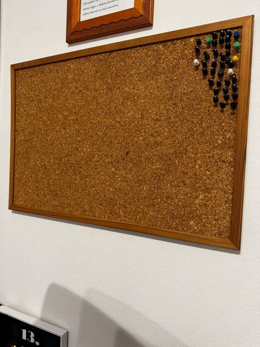 Quadro cortiça com pioneses