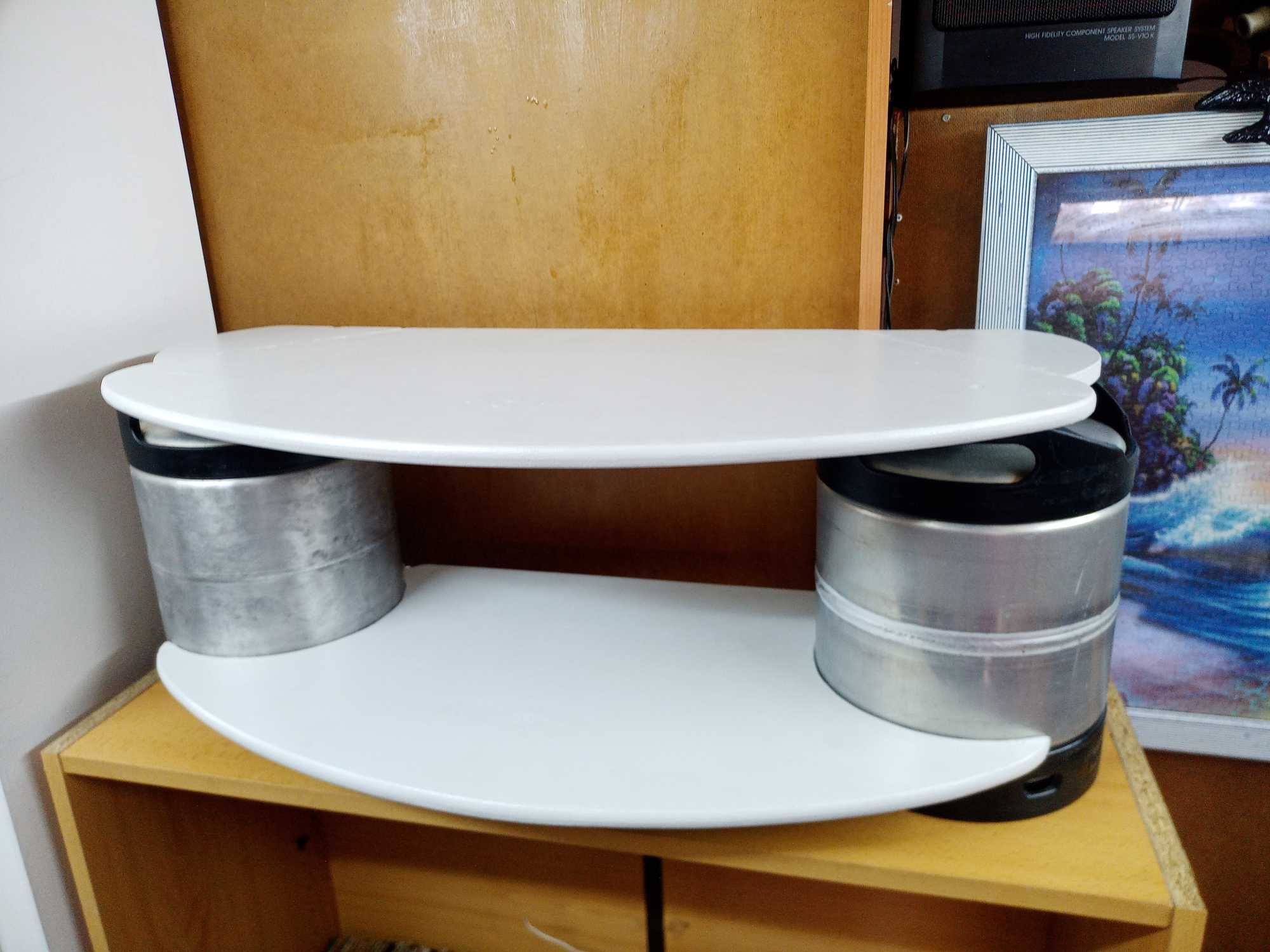 Estante ou mesa de apoio á sala de estar.