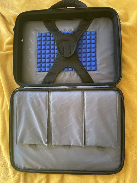 Duża sztywna torba na komputer.