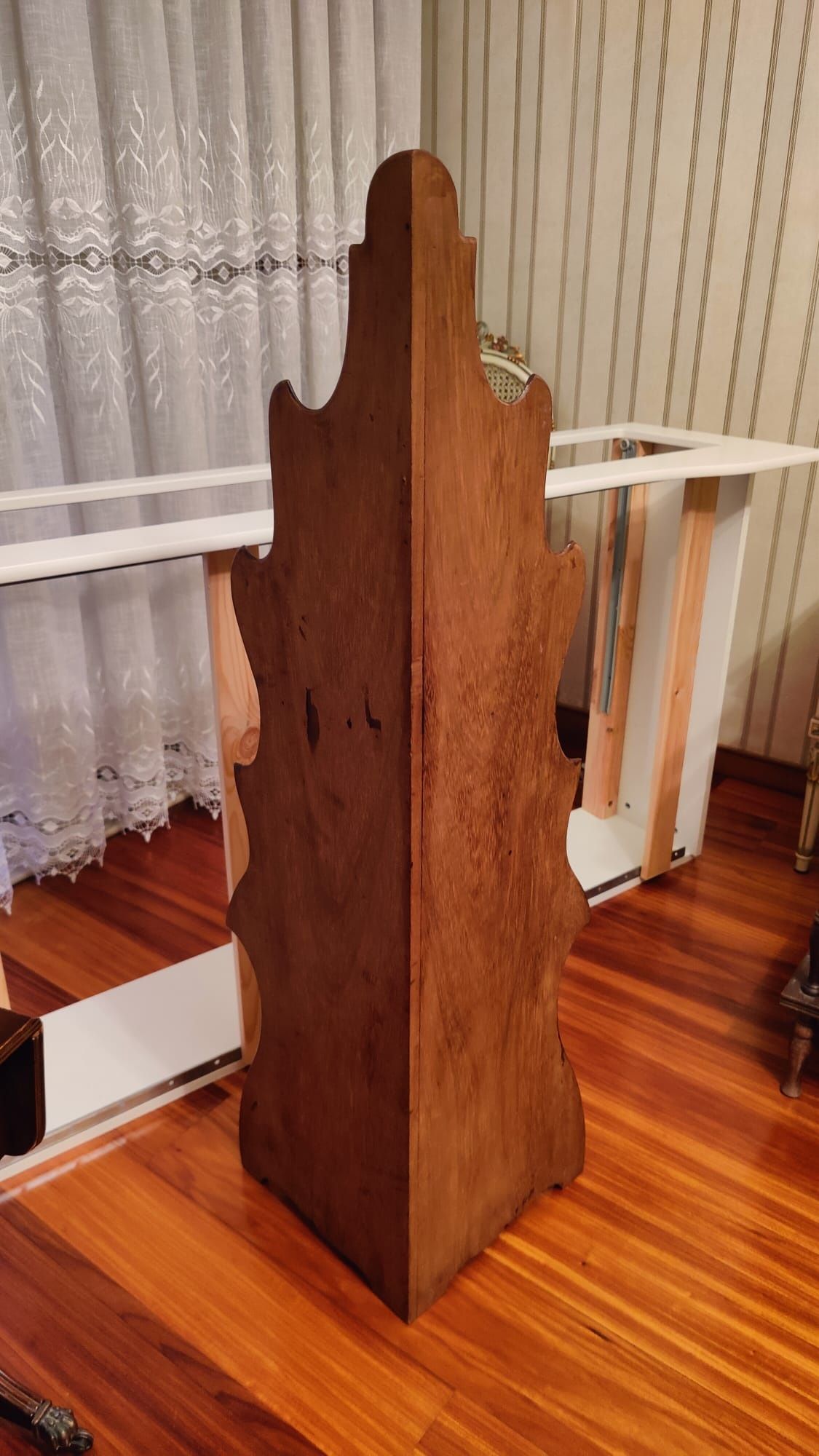 Móvel de apoio de canto em madeira maciça