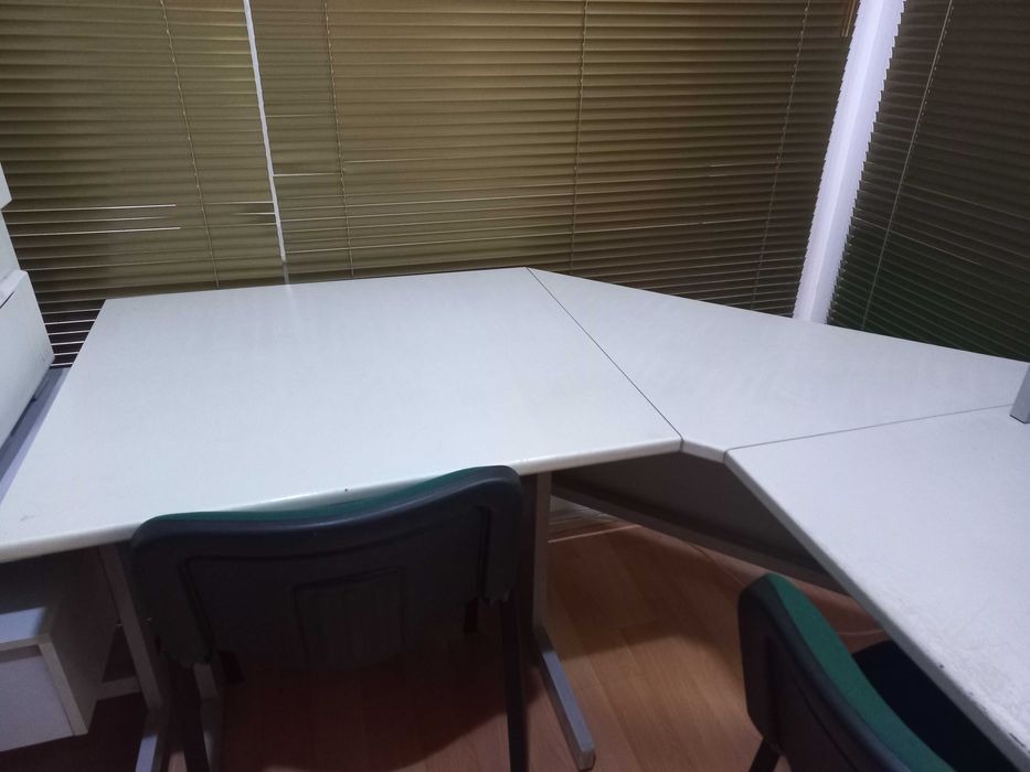 Secretária desmontável com canto